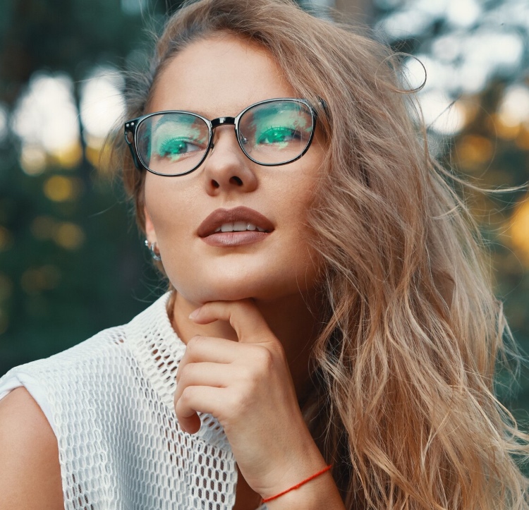 Encuentra tus gafas perfectas: asesoramiento según el rostro y tono de piel